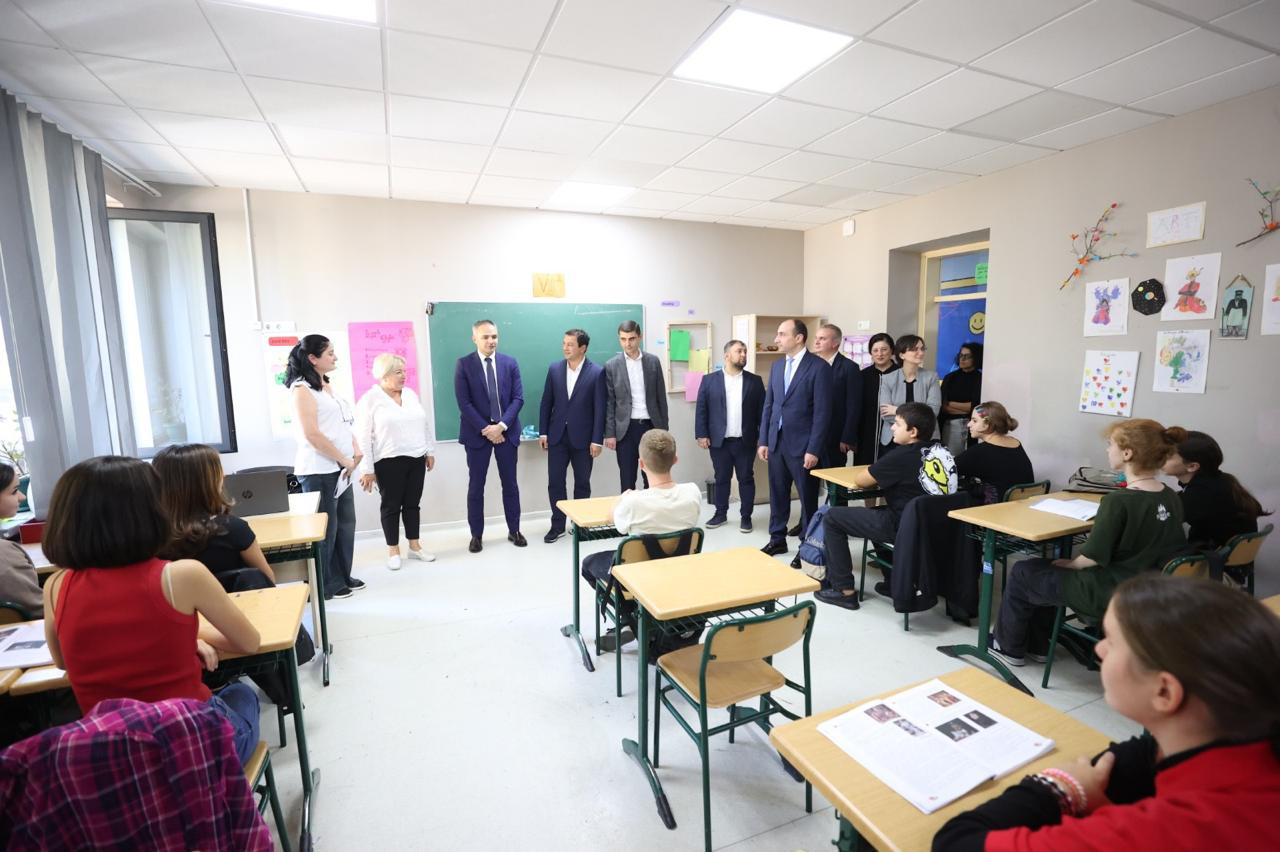 ალექსანდრე წულაძე და არჩილ თალაკვაძე ოზურგეთის პირველ საჯარო სკოლას ესტუმრნენ