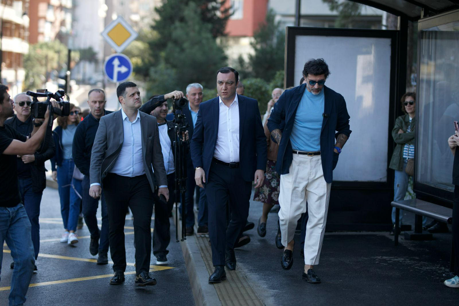 კახა კალაძე წყნეთის გზატკეცილზე - საგზაო ინფრასტრუქტურა სრულად მოწესრიგებულია, ადრე მშობელს ეტლით ვერ გადაჰყავდა ბავშვი, ახლა კი ფეხით მოსიარულეებს უწყვეტად შეუძლიათ გადაადგილება