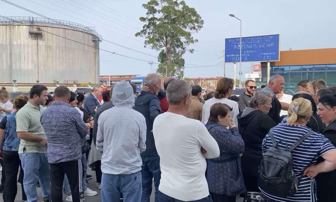 ბათუმში გოგოლის ქუჩაზე სოციალურად დაუცველები საპროტესტო აქციას მართავენ