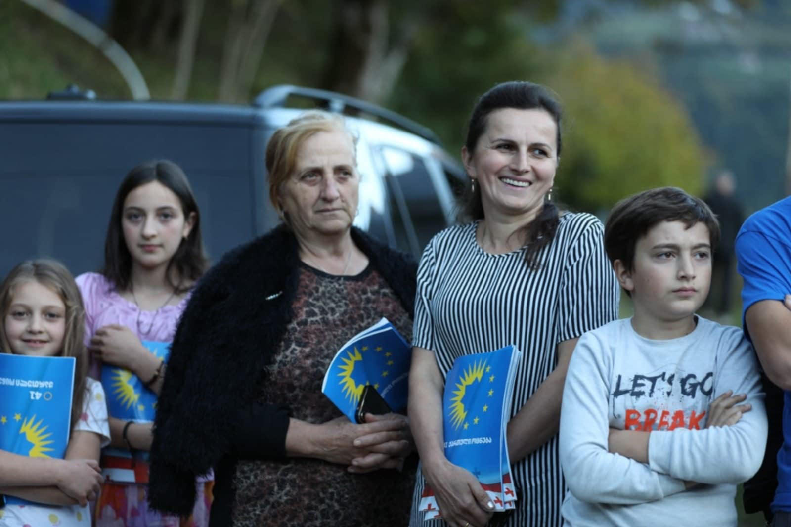„ქართული ოცნების“  დელეგატი ანზორ ბოლქვაძე საარჩევნო კამპანიის ფარგლებში  ხულოს მოსახლეობას შეხვდა