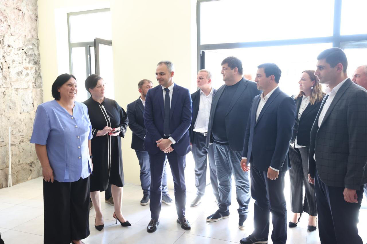 ალექსანდრე წულაძე ოზურგეთის მუნიციპალიტეტის სოფელ დვაბზუს საჯარო სკოლაში ჩატარებულ სარეაბილიტაციო სამუშაოებს გაეცნო