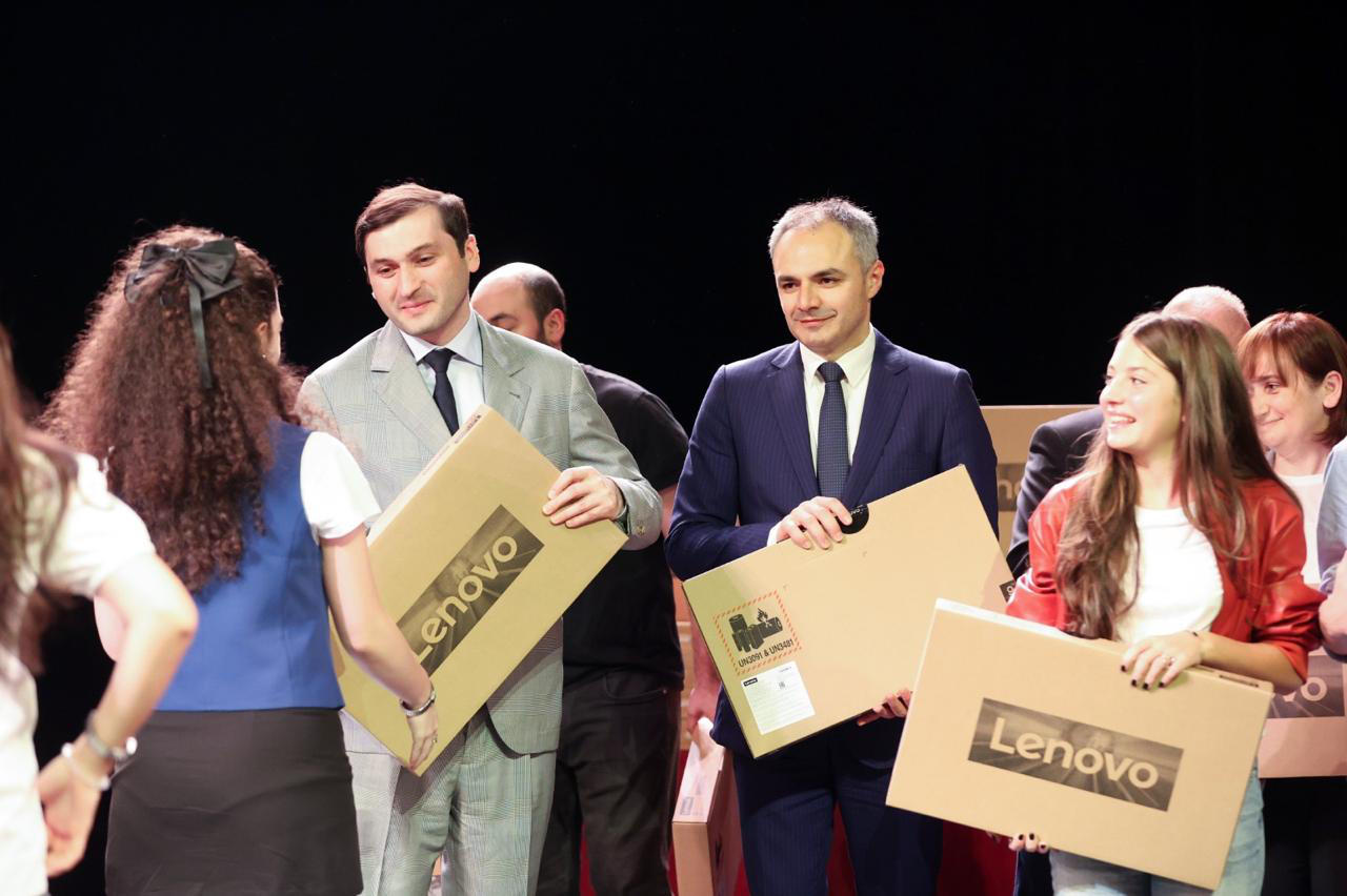 თორნიკე რიჟვაძემ და ალექსანდრე წულაძემ ბათუმის სკოლების წარჩინებულ მოსწავლეებს კომპიუტერები გადასცეს