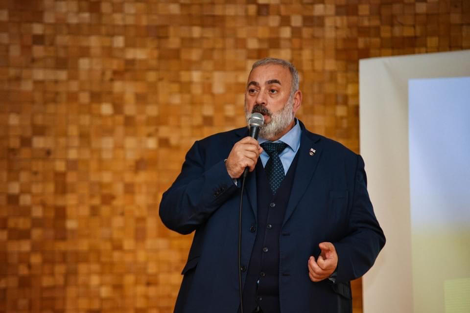 კობა კობალაძემ, რეგიონებში ვიზიტის ფარგლებში, მორიგი შეხვედრა რუსთავში გამართა და ვეტერანებს სამსახურის მუშაობის 10-წლიანი ანგარიში წარუდგინა