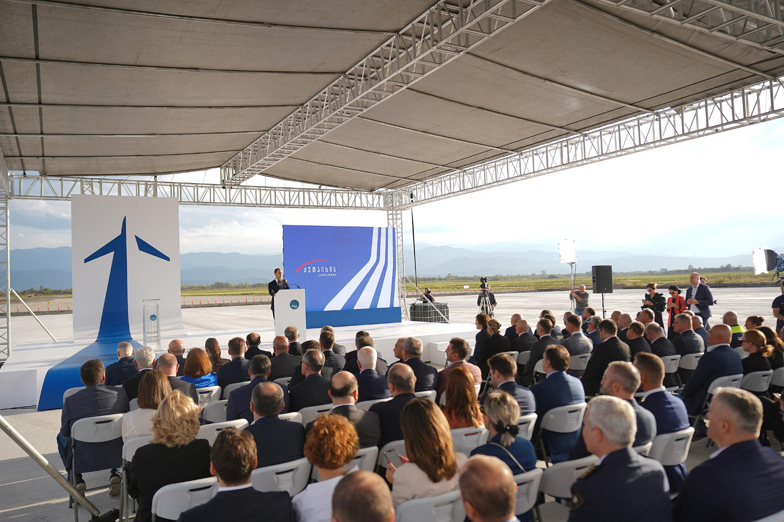 ლევან დავითაშვილი - ქუთაისის აეროპორტში ახალი,  3,5 კმ სიგრძის ასაფრენ-დასაფრენი ზოლი გვექნება, რაც ქალაქს საშუალებას მისცემს, იყოს ძალიან  მნიშვნელოვანი სატვირთო გადაზიდვების ჰაბი