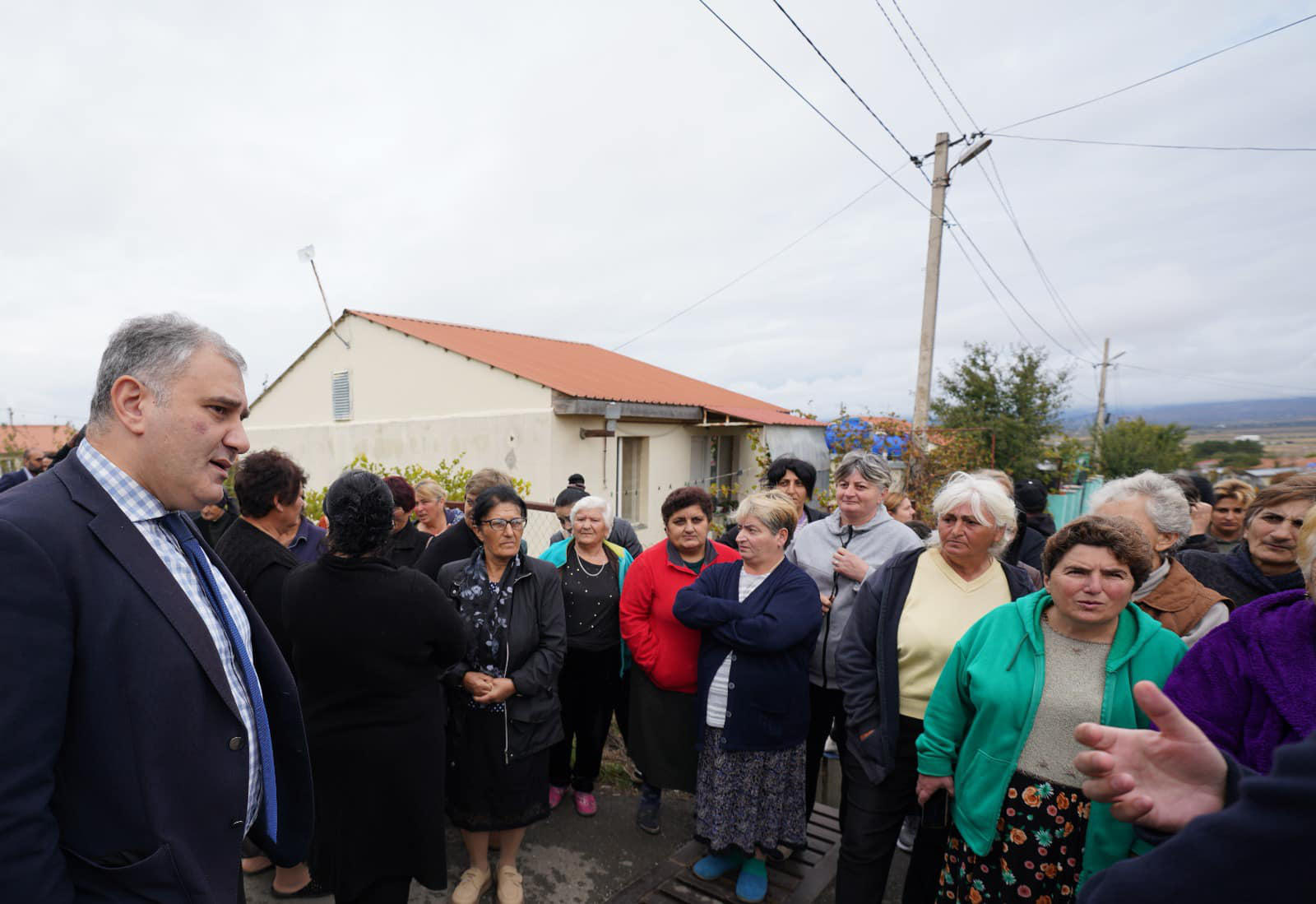 მიხეილ სარჯველაძე სოფელ შავშვებში მცხოვრებ დევნილებს შეხვდა