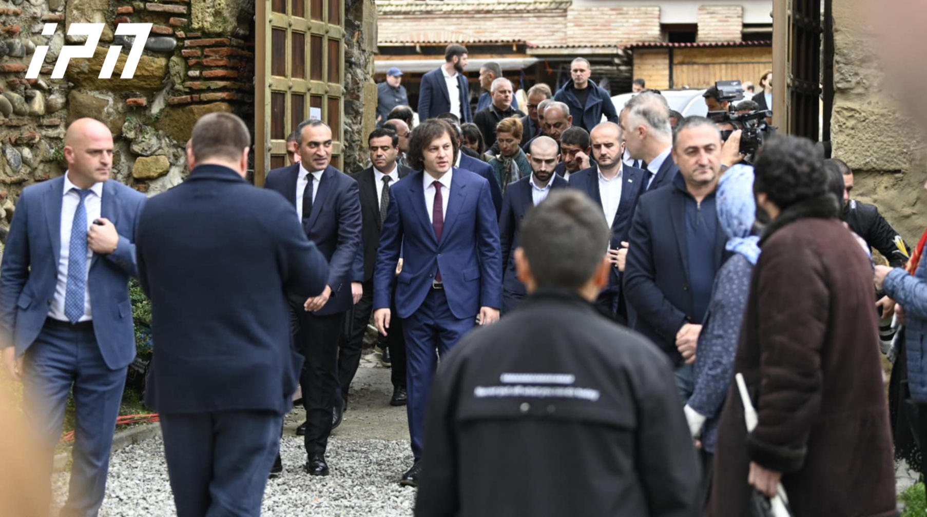 სვეტიცხოვლობის დღესასწაულთან დაკავშირებით მიმდინარე საზეიმო წირვას ხელისუფლების პირველი პირები ესწრებიან