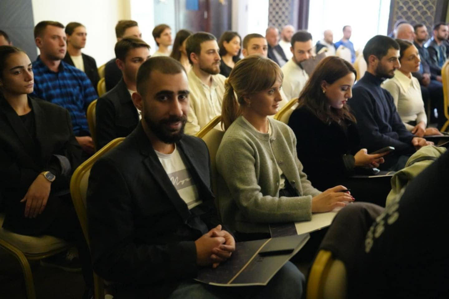 „ქართული ოცნების“ საარჩევნო კამპანიის ფარგლებში ანტონ ობოლაშვილი ბორჯომის მუნიციპალიტეტში მცხოვრებ ახალგაზრდებს შეხვდა