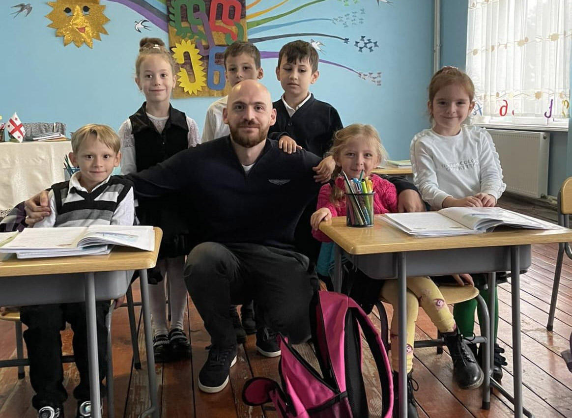 დავით მორგოშია ქუთაისში, აფხაზეთის №5 და ფოთში, აფხაზეთის №21 საჯარო სკოლებში იმყოფებოდა