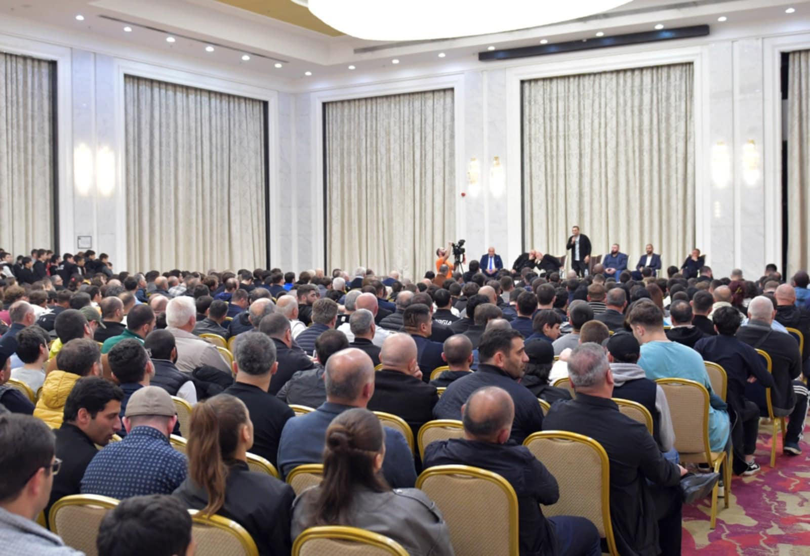 „ქართული ოცნების“ სამგორის რაიონის დელეგატი ვარლამ ლიპარტელიანი ოლიმპიურ ჩემპიონებთან ერთად სამგორის რაიონის ახალგაზრდა სპორტსმენებს შეხვდა