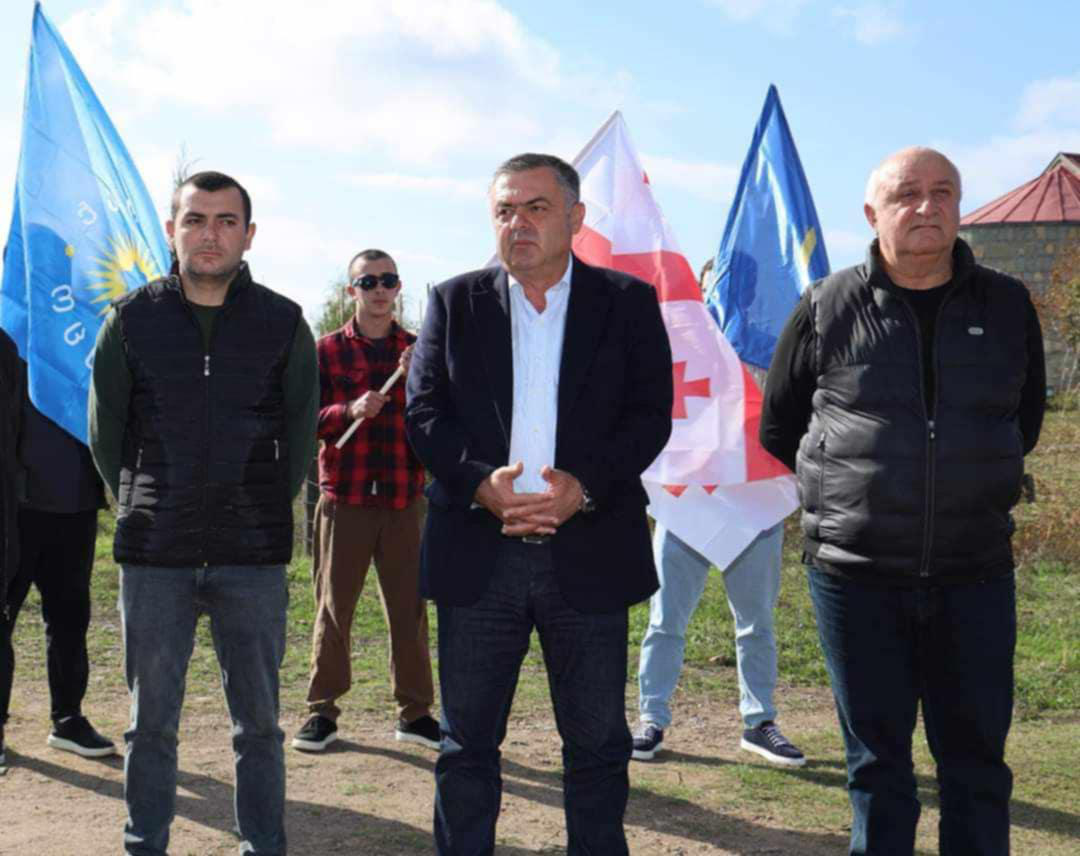 „ქართული ოცნების“ დელეგატი დავით შერაზადიშვილი წინასაარჩევნო პროგრამის ფარგლებში ბოლნისში შეხვედრებს აგრძელებს