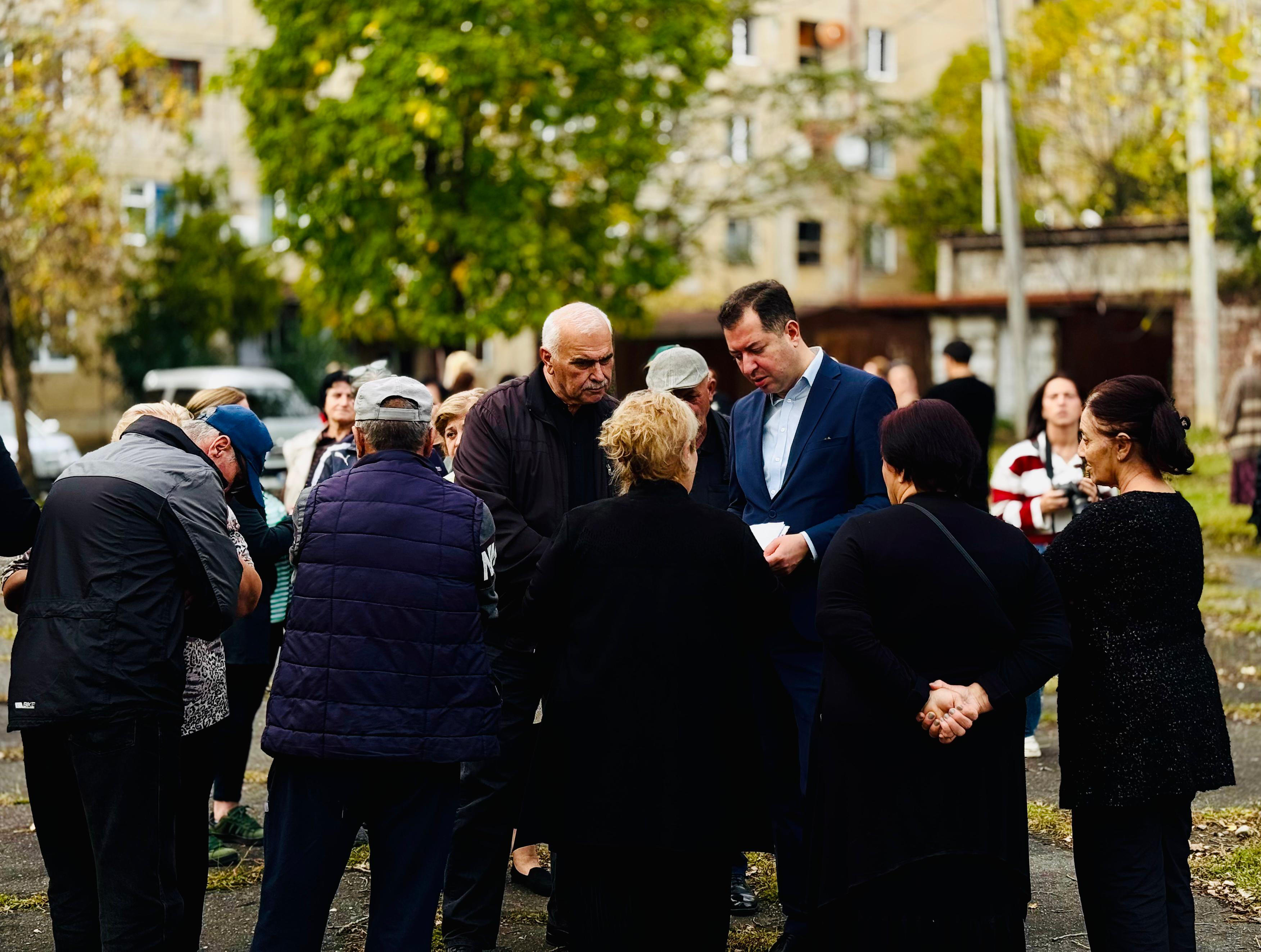 მოსახლეობასთან დაგეგმილი შეხვედრების ფარგლებში, დავით ფაცაცია წალენჯიხაში მცხოვრებ აფხაზეთიდან დევნილებს შეხვდა