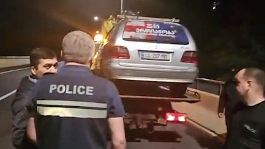 „ერთიანობა ნაციონალური მოძრაობის“ ინფორმაციით, აჭარაში, პარტიის წევრებს, სააგიტაციო მასალის გაკვრაში პოლიციამ ხელი შეუშალა და ავტომობილი, რომელშიც სააგიტაციო მასალა იყო მოთავსებული, საჯარიმო სადგომზე გადაიყვანა