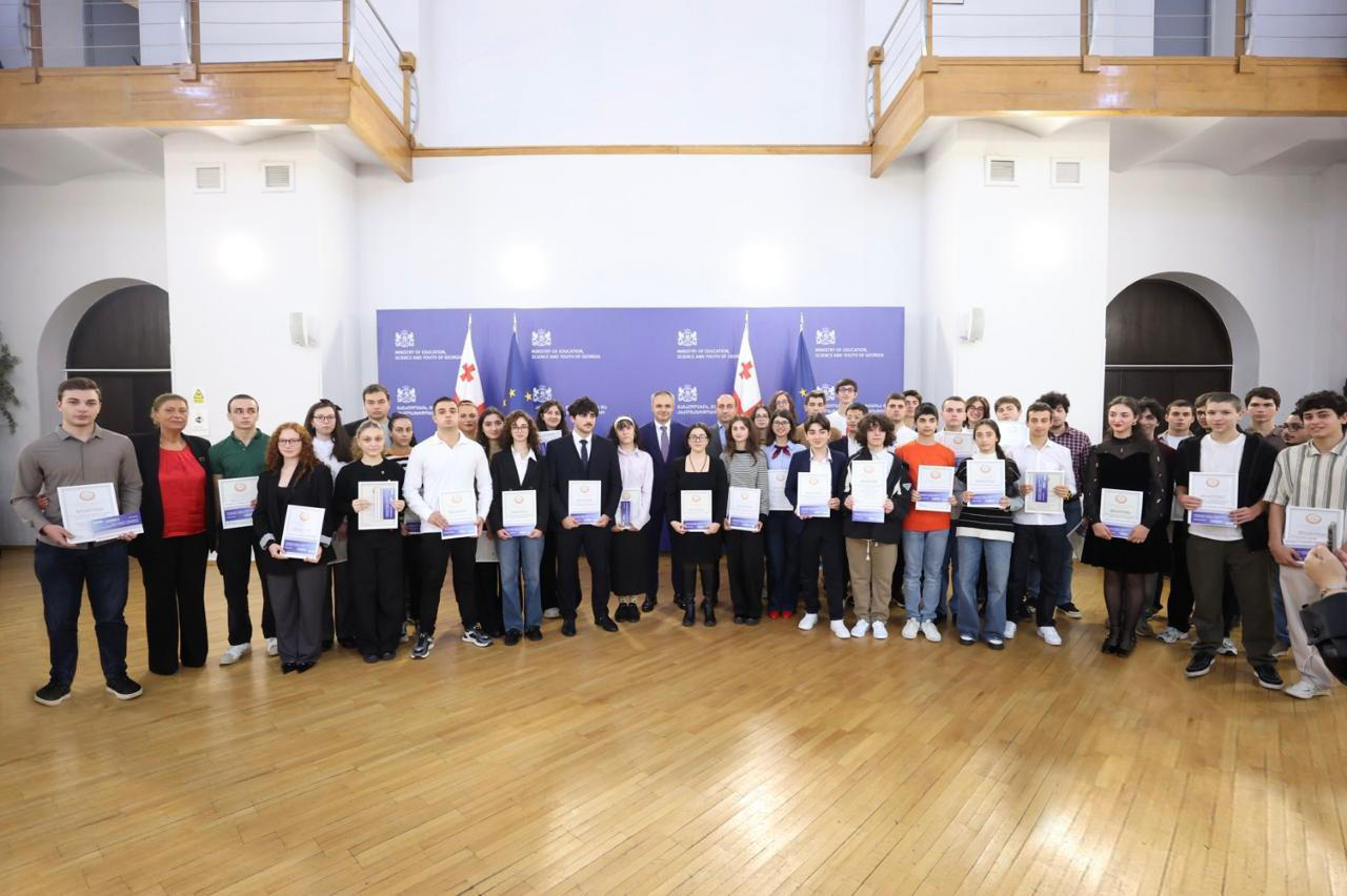 ალექსანდრე წულაძემ ეროვნული სასწავლო ოლიმპიადის გამარჯვებულები დააჯილდოვა