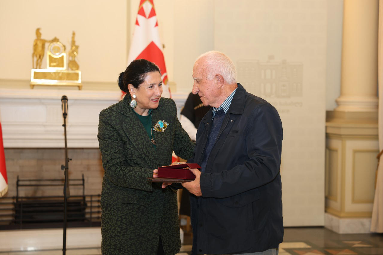 პრეზიდენტმა ლამარა მარგოშვილი და როსტომ ფარეულიძე ღირსების მედლით დააჯილდოვა