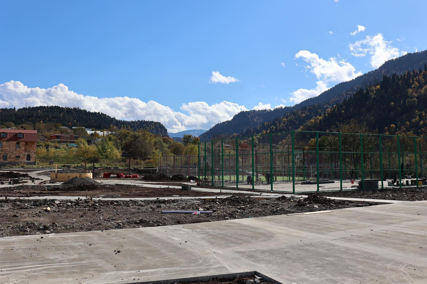 ბორჯომის მუნიციპალიტეტის ინფორმაციით, საკურორტო სოფელ ტბაზე სკვერის, სპორტული მოედნისა და კორტების მოწყობა აქტიურ ფაზაშია