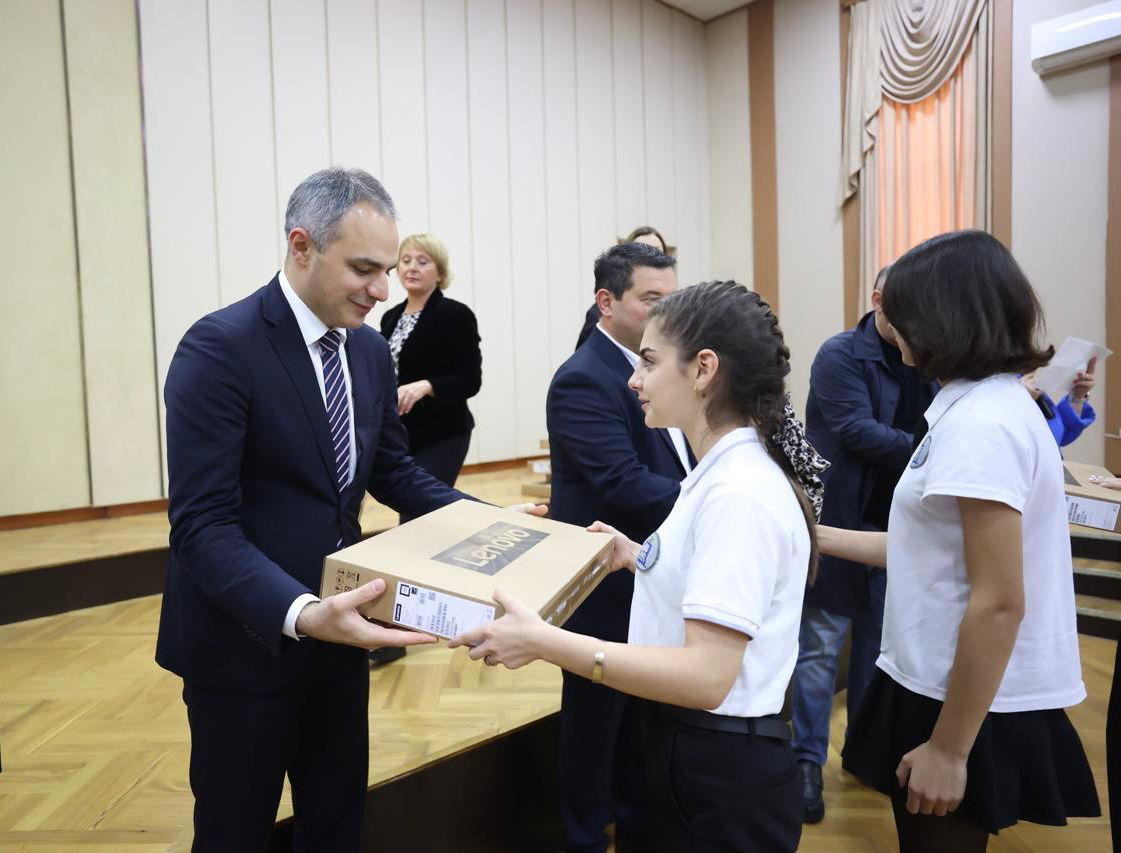 ალექსანდრე წულაძემ სამტრედიის მუნიციპალიტეტის წარჩინებული მოსწავლეები დააჯილდოვა