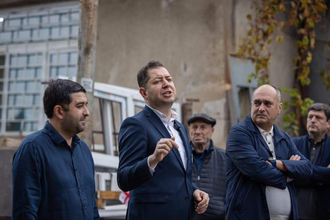 დავით ფაცაცია ისნის რაიონში მცხოვრებ აფხაზეთიდან დევნილ მოქალაქეებს შეხვდა