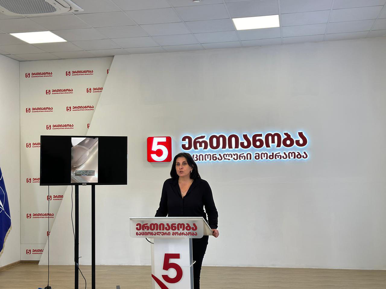 თამარ კორძაიას ინფორმაციით, რუსთავში, სუპერმარკეტ „მადაგონსა“ და ფარმაცევტულ კომპანია „ფარმა სახლში“ კანონდარღვევები აღმოაჩინეს, რომელიც  ამომრჩეველთა მოსყიდვას ეხება