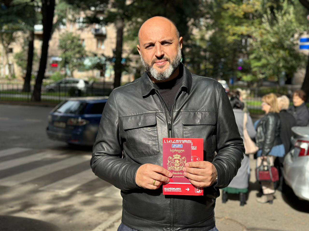 ირაკლი ნადირაძე - ერთ კვირაში ყველამ ერთად უნდა ვიზეიმოთ გამარჯვება რუსულ ოლიგარქიაზე, იმ ჭაობზე და მავნებლობაზე, რაც ბოლო 12 წელი იყო და ძალიან სწრაფად უნდა წავიდეთ ევროპისკენ