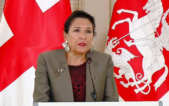 პრეზიდენტი - ისევ თვითმხილველნი ვართ ქართველ ხალხსა და მედიაზე სასტიკი და არაპროპორციული თავდასხმების, რომლებიც რუსული სტილის რეპრესიებს მოგვაგონებს - ეს ქმედებები უპატიებელია! ძალის გამოყენებაზე პასუხისმგებელმა პირებმა პასუხი უნდა აგონ