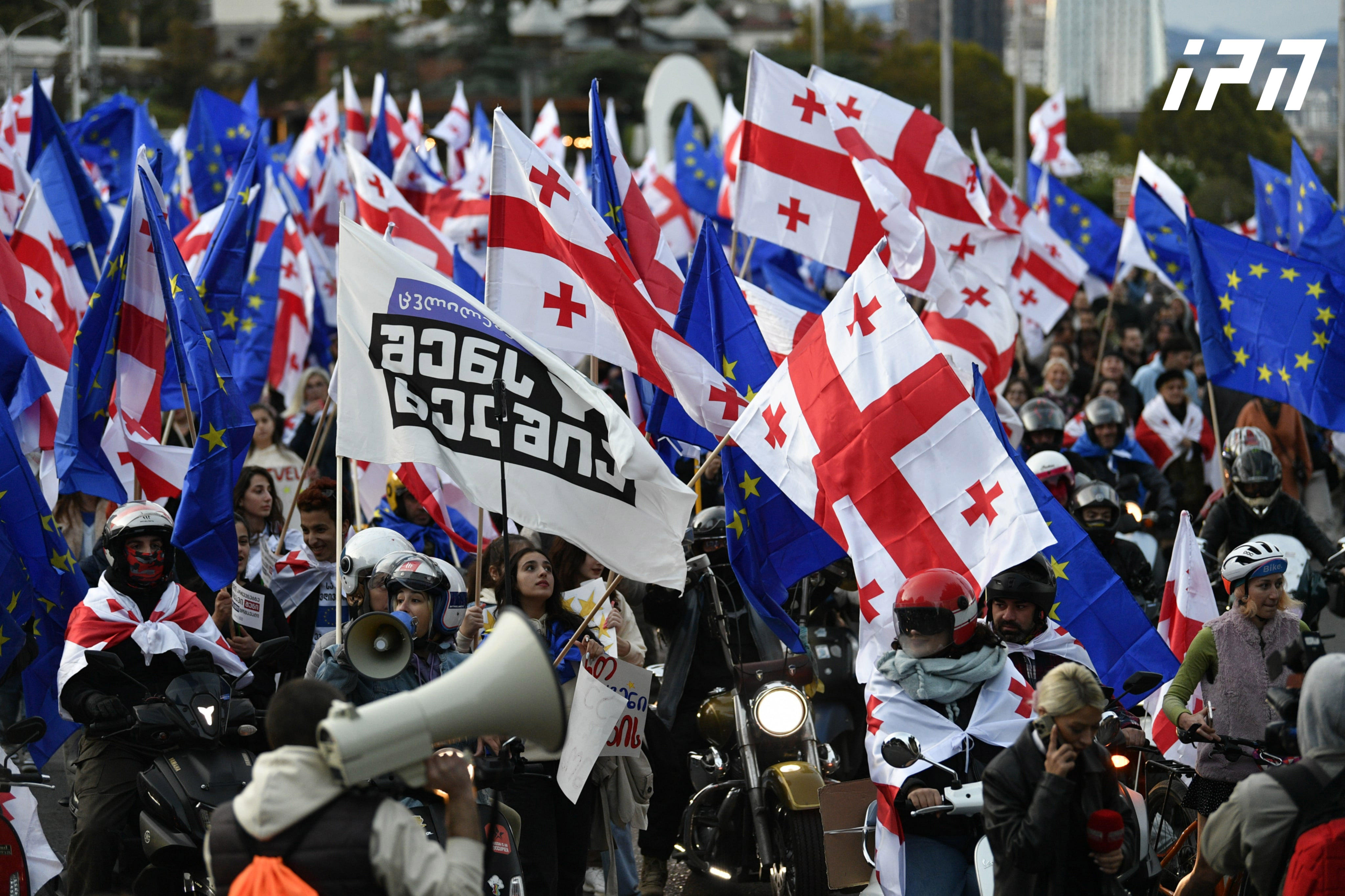 მარშის - „საქართველო ირჩევს ევროკავშირს“ მონაწილეები მსვლელობით თავისუფლების მოედნისკენ მიემართებიან