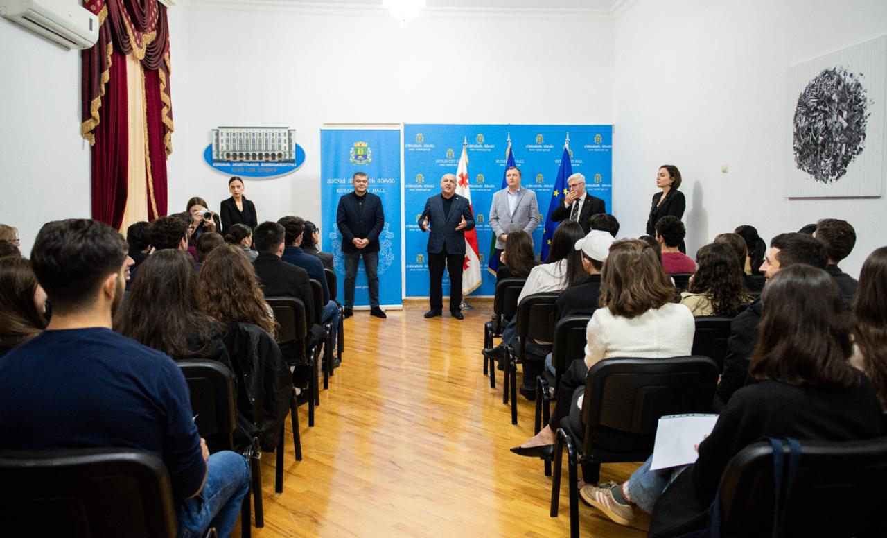 ქუთაისის მუნიციპალიტეტში 2024 წლის ერთიან ეროვნულ გამოცდებში 100%-იანი გრანტის მფლობელ ახალგაზრდებს ფულადი ჯილდო გადაეცათ