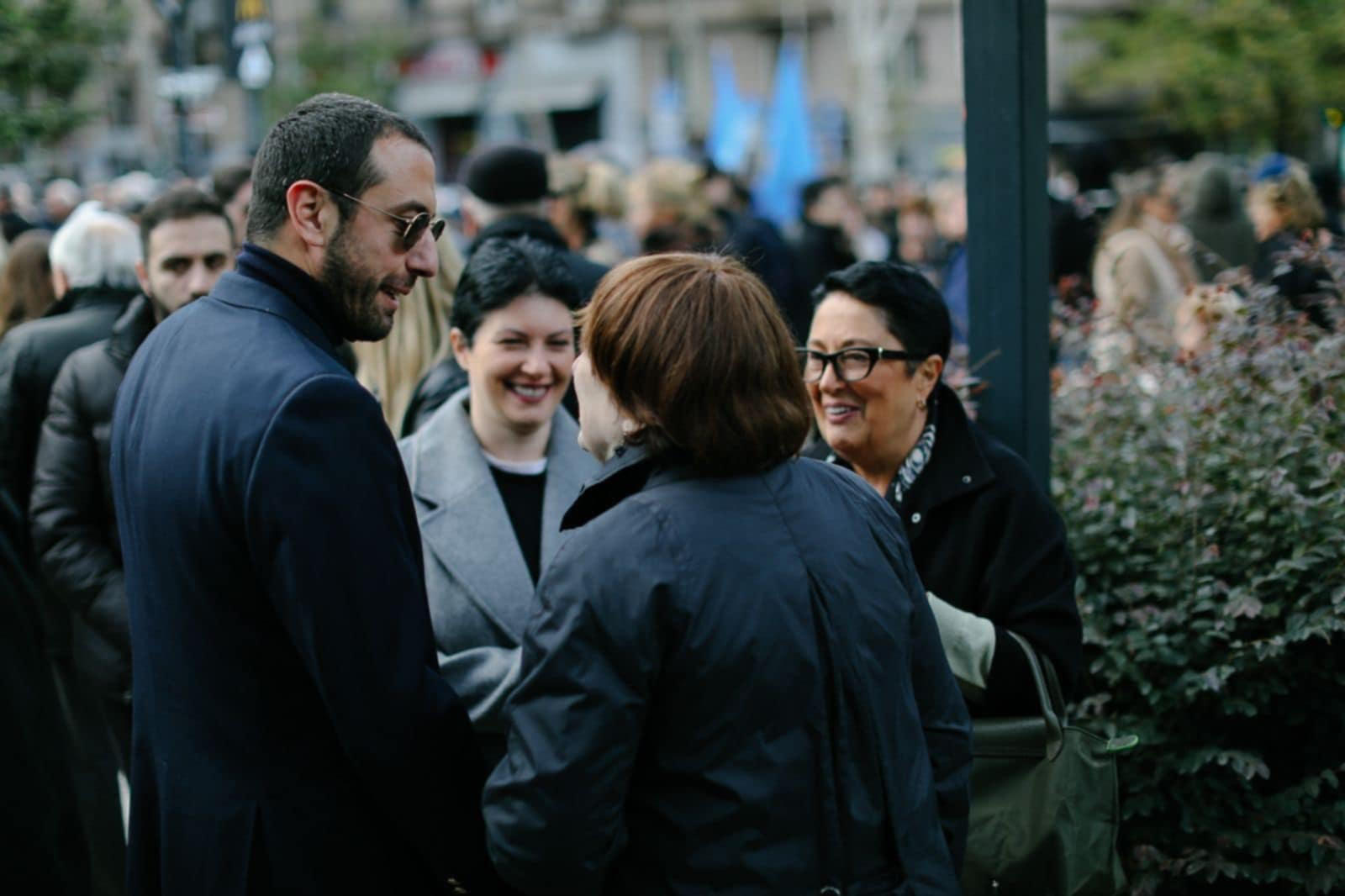 „ქართული ოცნების“ ვაკის დელეგატი ზუკა რურუა მოსახლეობას გეგეშიძის ბაღში შეხვდა