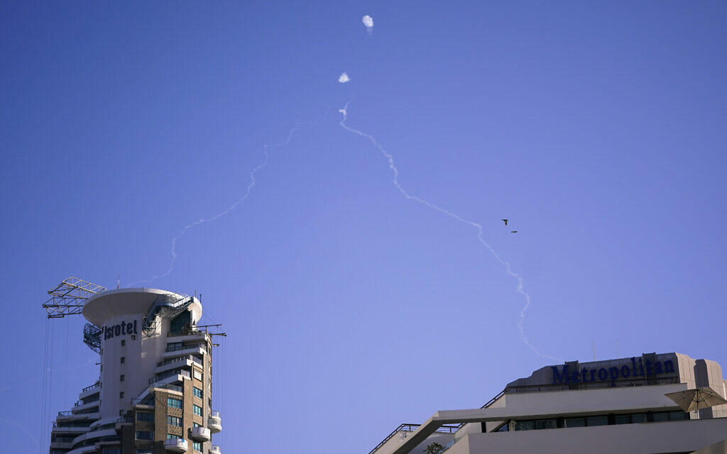 ისრაელის თავდაცვის ძალები - „ჰეზბოლამ“ თელ-ავივის მიმართულებით რაკეტები გაუშვა, საჰაერო თავდაცვამ ორი რაკეტა ჩამოაგდო