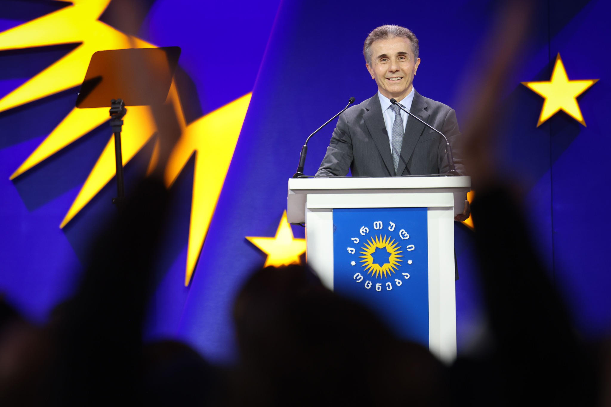 ბიძინა ივანიშვილი - თავს ვალდებულად მივიჩნევ, ერთგვარი ანგარიში ჩაგაბაროთ და ფაქტების დონეზე კიდევ ერთხელ გაგაცნოთ ის წინსვლა, რაც 2012 წლის შემდეგ გვაქვს,  შეფასება კი 26 ოქტომბერს, საარჩევნო ყუთებთან თქვენთვის მომინდია