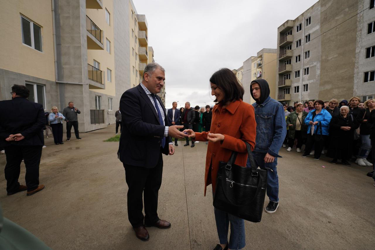 მიხეილ სარჯველაძემ 65 დევნილ ოჯახს თანამედროვე სტანდარტების ახალაშენებული, გარემონტებული ბინები გადასცა
