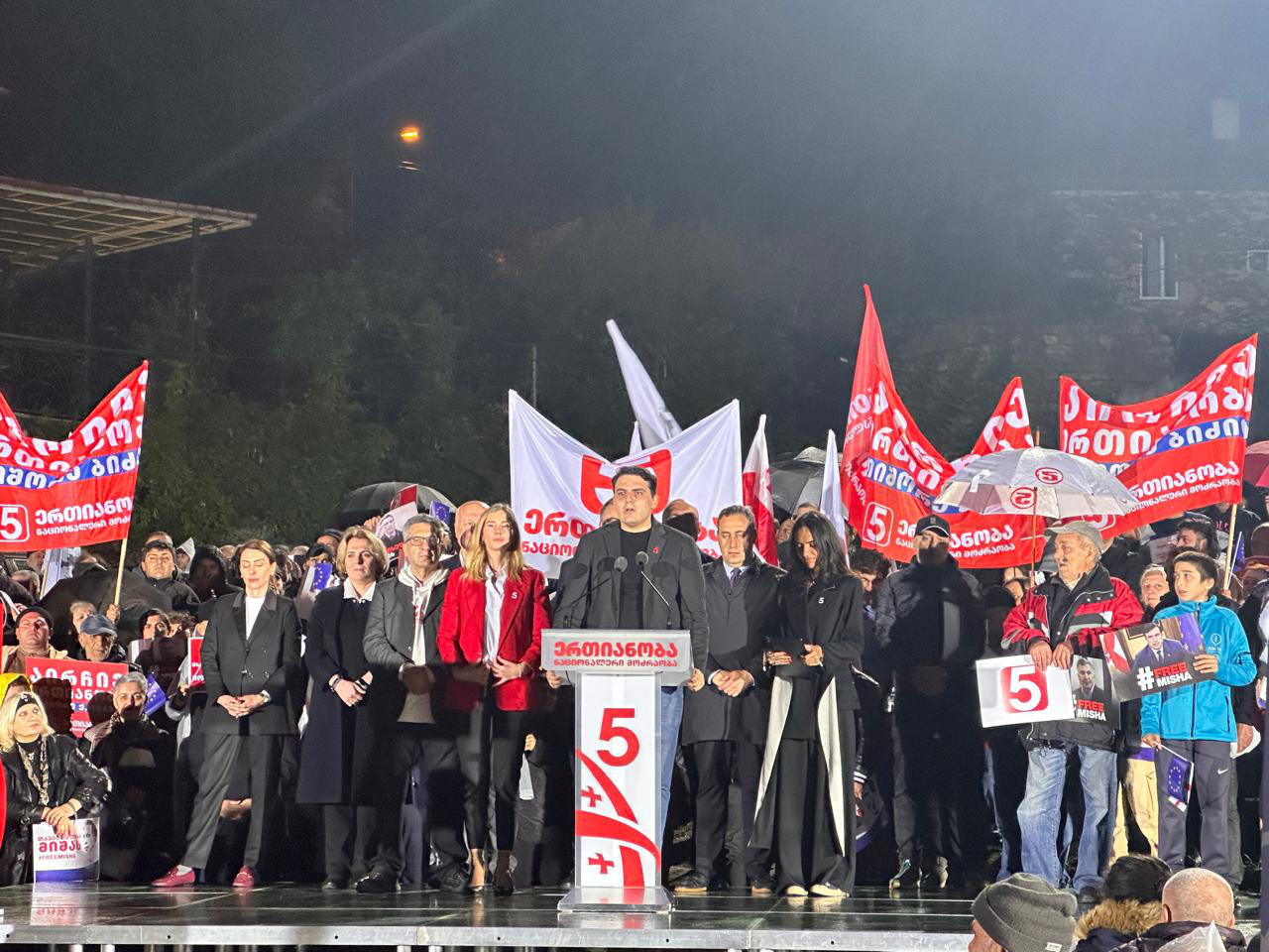 ლევან სანიკიძე - სიმბოლურია, რომ ჩვენი კამპანიის ფინალური ღონისძიება არის აქ ბაგრატის ეზოში - ბაგრატ მესამეს საქართველო იმისთვის არ გაუერთიანებია, რომ ივანიშვილმა დაშალოს