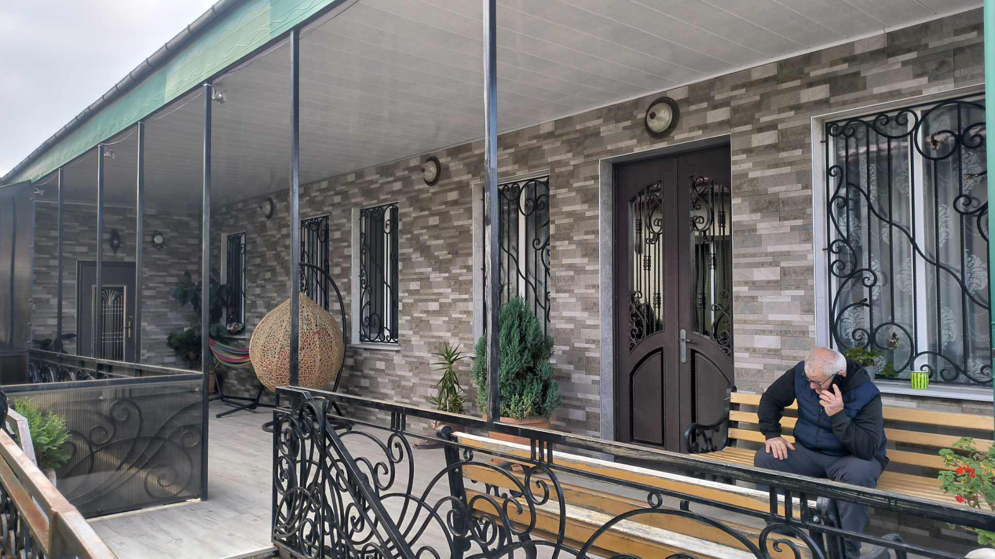 ქუთაისში, ერთ-ერთ ოჯახში ჩხრეკა მიმდინარეობს