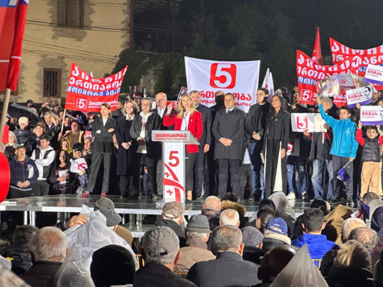თინა ბოკუჩავა მოქალაქეებს - არ შეგეშინდეთ შანტაჟის და მუქარის, არ შეგეშინდეთ რუსული რეპრესიების და რეიდების - არცერთი წამი არ დაიჯეროთ, რომ ვინმე ხედავს რა არჩევანს აკეთებთ, თქვენს არჩევანთან ხართ მარტო - თქვენს ხელთ არის ქვეყნის გადარჩენის გასაღები
