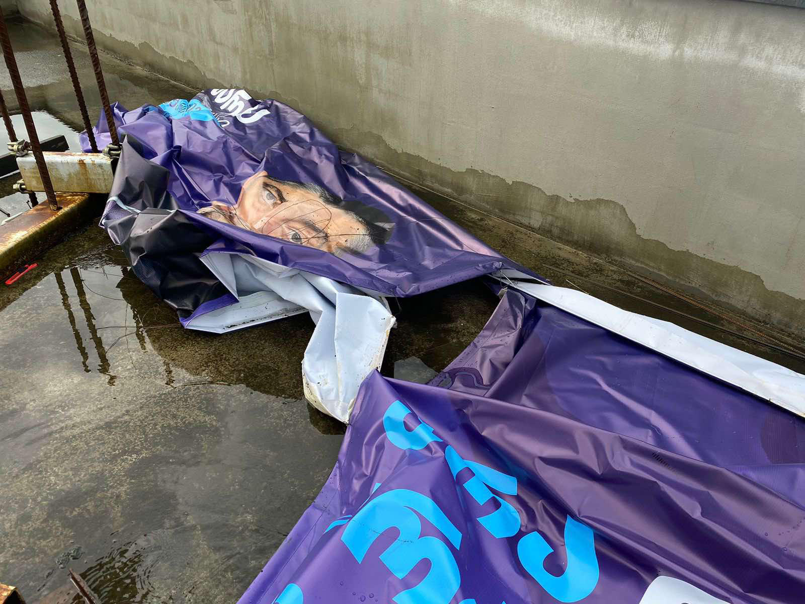 „გახარია საქართველოსთვის“ ინფორმაციით, ბათუმის შესასვლელში განთავსებული პარტიის ბანერი დააზიანეს