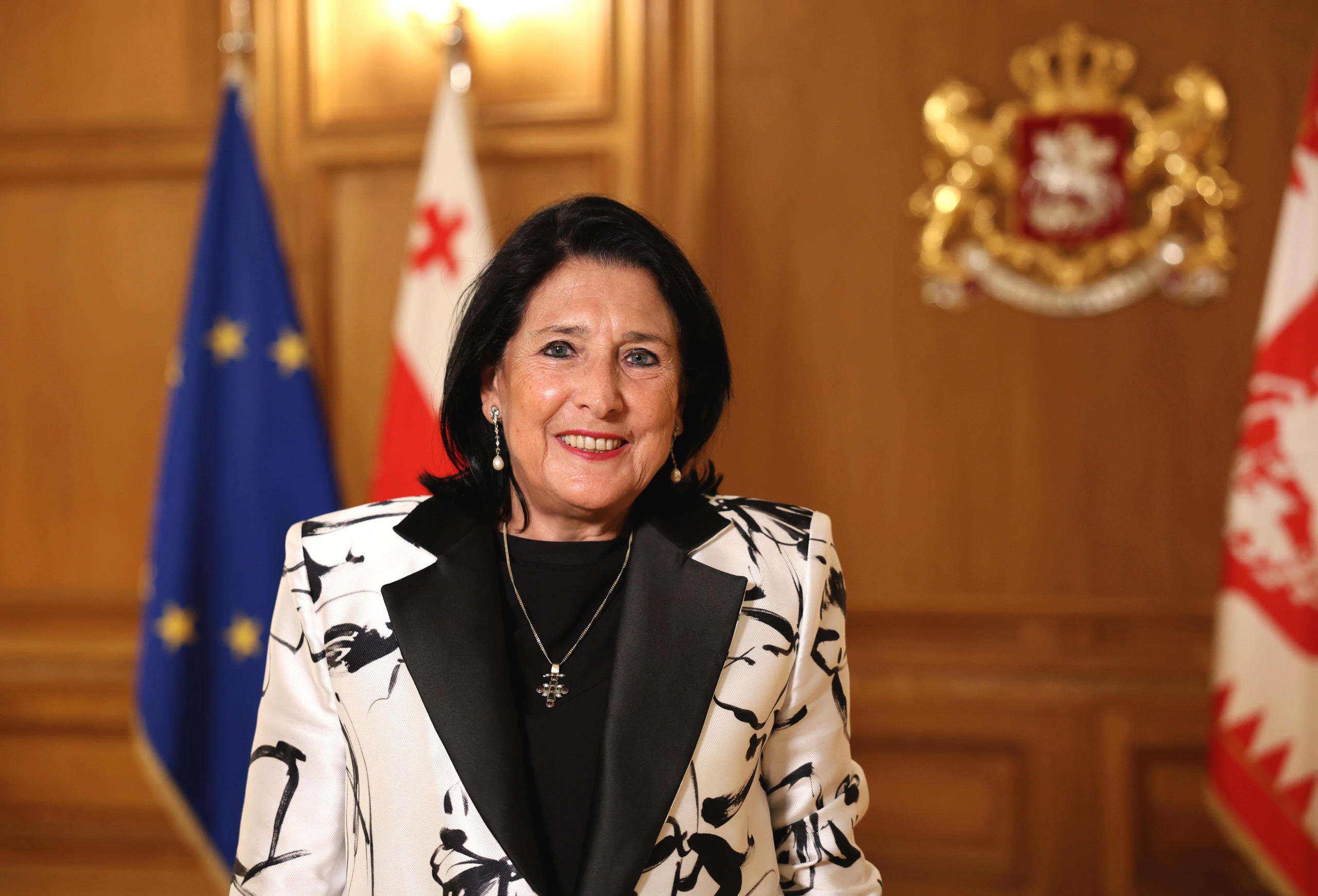 სალომე ზურაბიშვილი პარლამენტთან ბურთის თამაშზე - საქართველო იუმორის გრძნობას არასდროს კარგავს