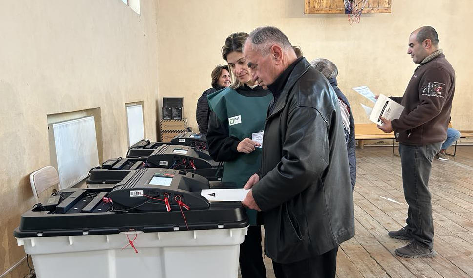 რუსთავში საარჩევნო პროცესს აზერბაიჯანის მილი მეჯლისის დეპუტატებისგან შემდგარი ჯგუფი აკვირდება