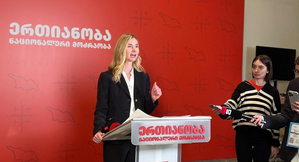 თინა ბოკუჩავა - „ქართული ოცნების“ ძალადობრივი ჯგუფები მოცვივდნენ ჩვენს ოფისთან - ამას აკეთებს ხელისუფლება, რომელიც არჩევნებს აგებს, უკიდურესად შეშინებულია და აცნობიერებს, რომ ძალიან მალე ხელისუფლებაში აღარ იქნება