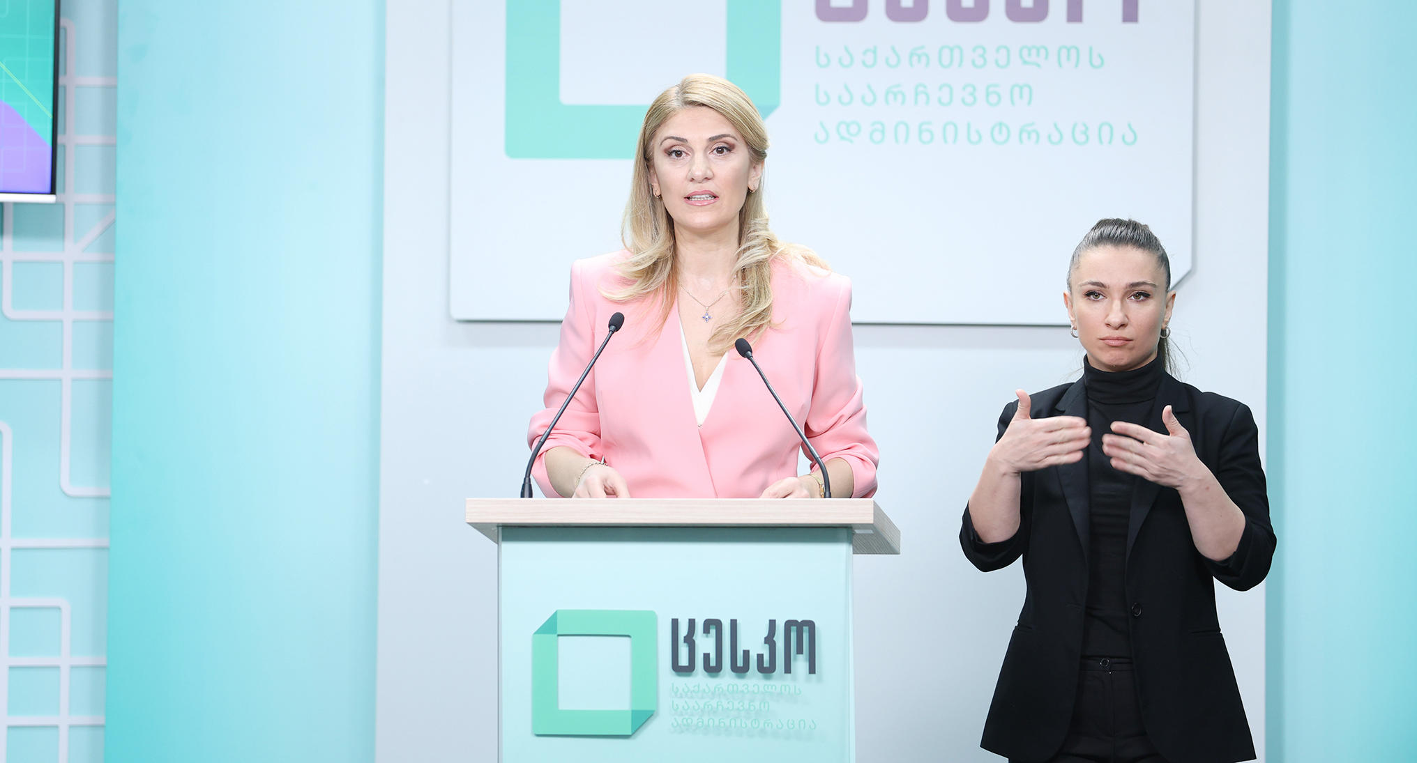 ცესკოს სპიკერი კენჭისყრის დასრულების შემდეგ მიმდინარე პროცედურებს განმარტავს