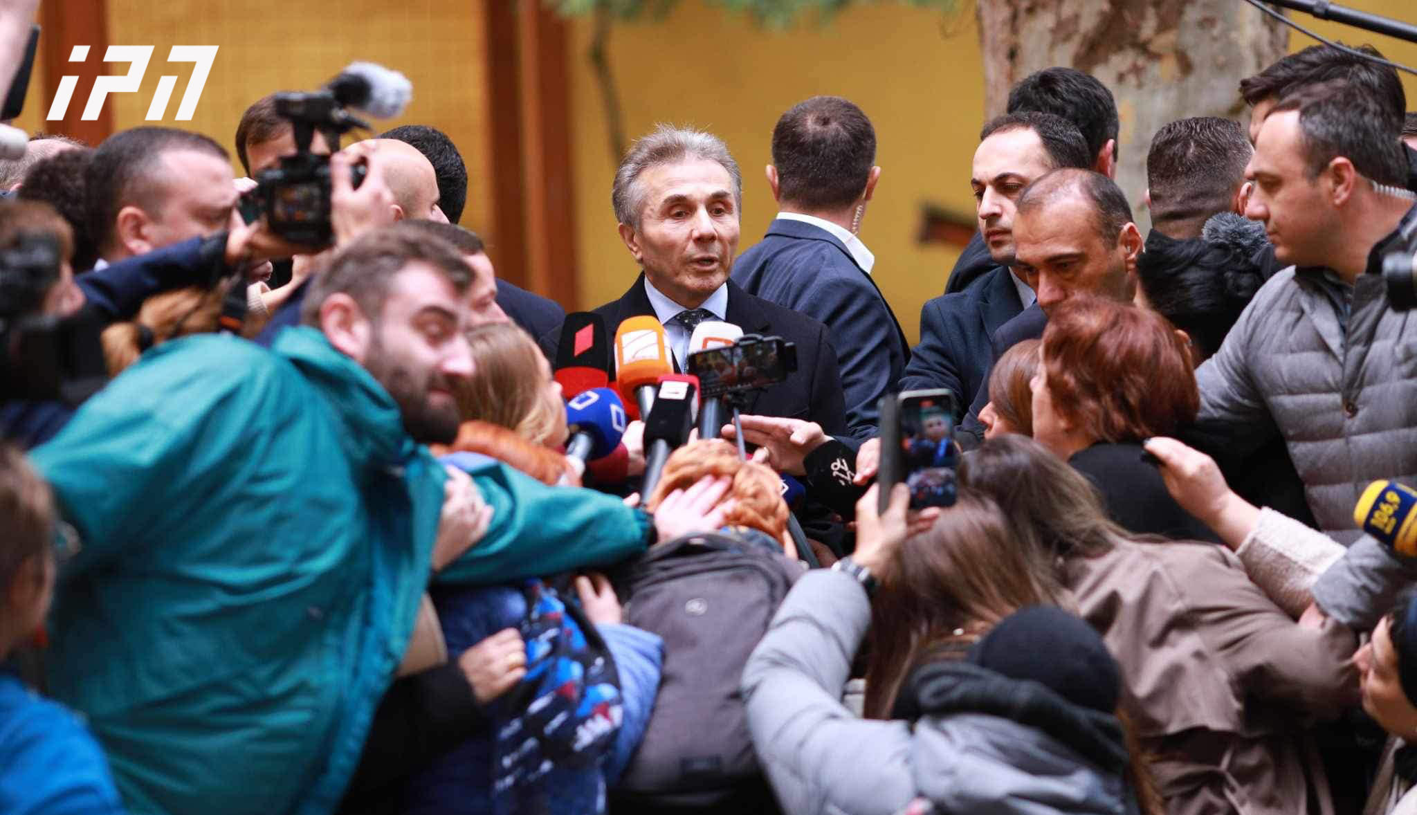 ბიძინა ივანიშვილი ჟურნალისტს - ბაჩიაშვილზე რომ საუბრობთ, ელემენტარული კრიტიკული აზროვნება არა გაქვთ! – მას პასუხი არ სჭირდება! თუ მისი ინტერვიუ ნახეთ, იქ უკვე ყველაფერი იკითხება!