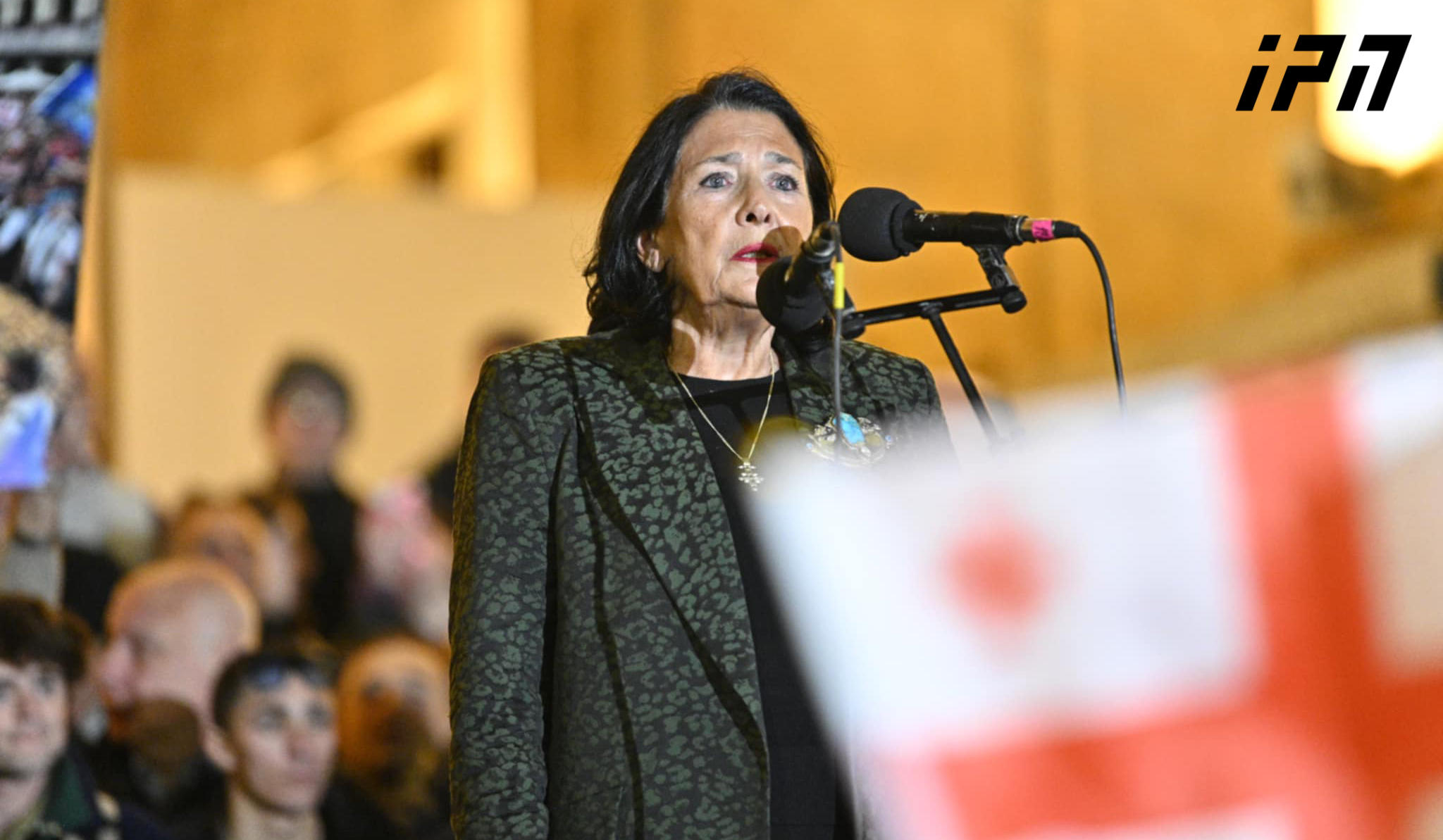 პრეზიდენტი - გარდა ერთი ადამიანისა, ვინც აქ ჩაიარა, არავინ აღიარებს არსებულ არჩევნებს, მაგრამ ყველა გვეუბნება, რომ უნდა გავაგრძელოთ გამოძიება - ეს არის წინასწარ დაგეგმილი უზარმაზარი ოპერაცია, რომელმაც წაგვართვა ჩვენი ხმები, პარლამენტი, კონსტიტუცია