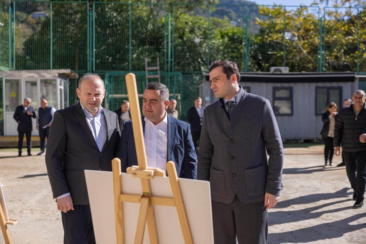 თორნიკე რიჟვაძე ხელვაჩაურში სოციალური სახლების მშენებლობის პროცესს გაეცნო