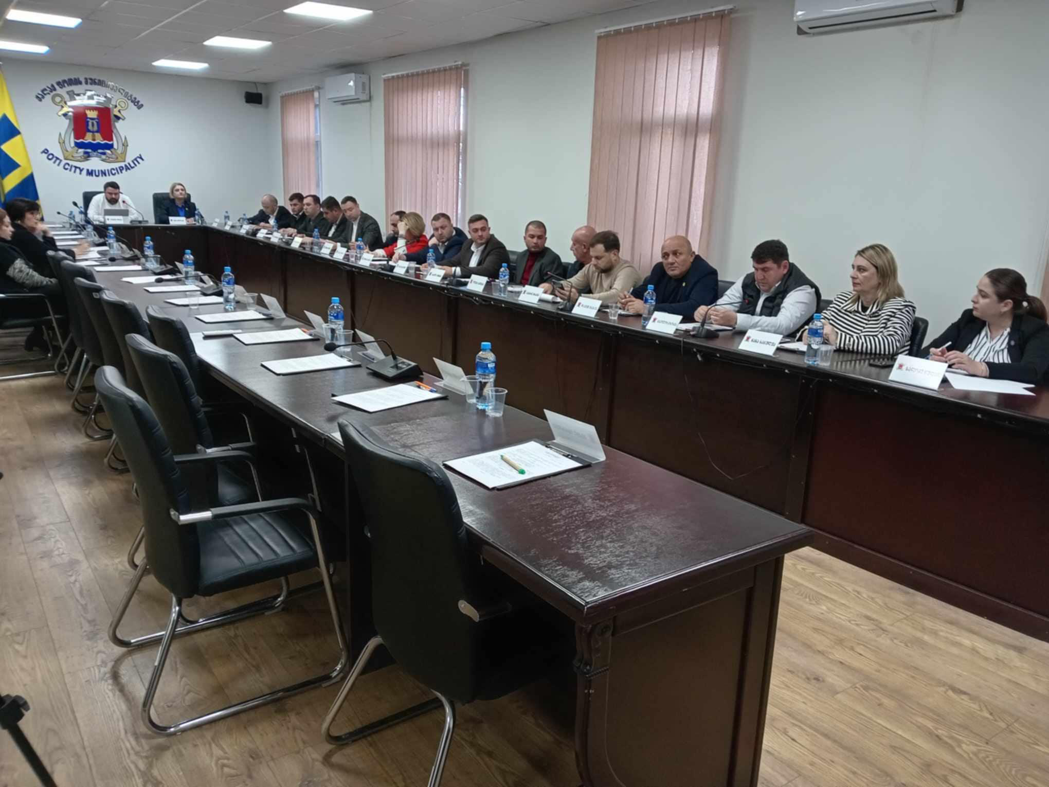 ფოთის საკრებულოს სხდომის დაწყებამდე სიტყვიერი დაპირისპირება იყო