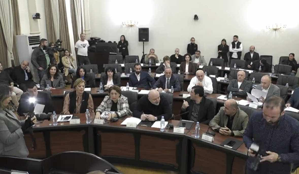 „ერთიანი ნაციონალური მოძრაობის“ წევრებმა ბათუმის საკრებულოს სხდომა პროტესტის ნიშნად დატოვეს