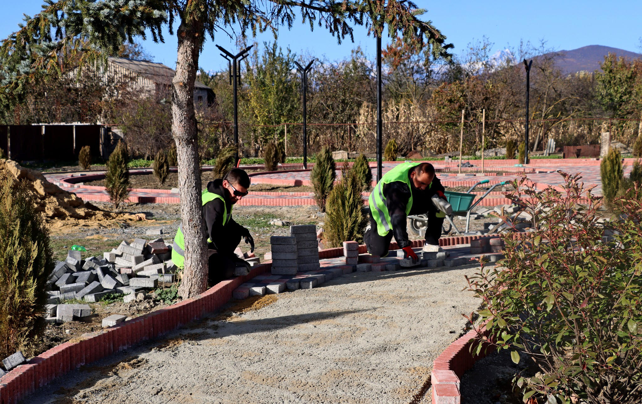 გორის მუნიციპალიტეტის მერის მოვალეობის შემსრულებელმა მეჯვრისხევსა და ფხვენისში სკვერების მოწყობის სამუშაოები დაათვალიერა