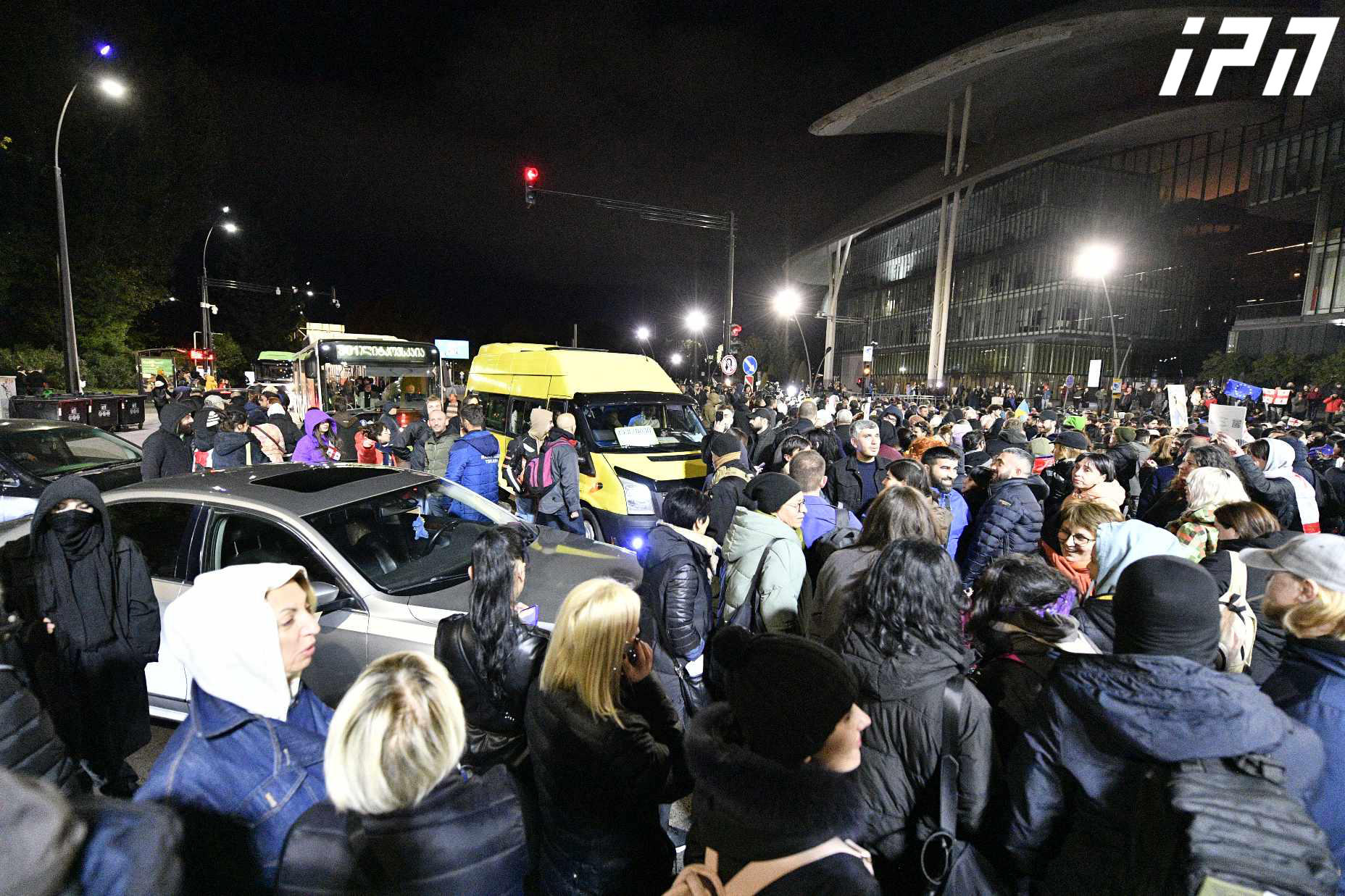 Opposition leaders and rally participants came to the House of Justice, citizens are also at Baratashvili Bridge and the surrounding area