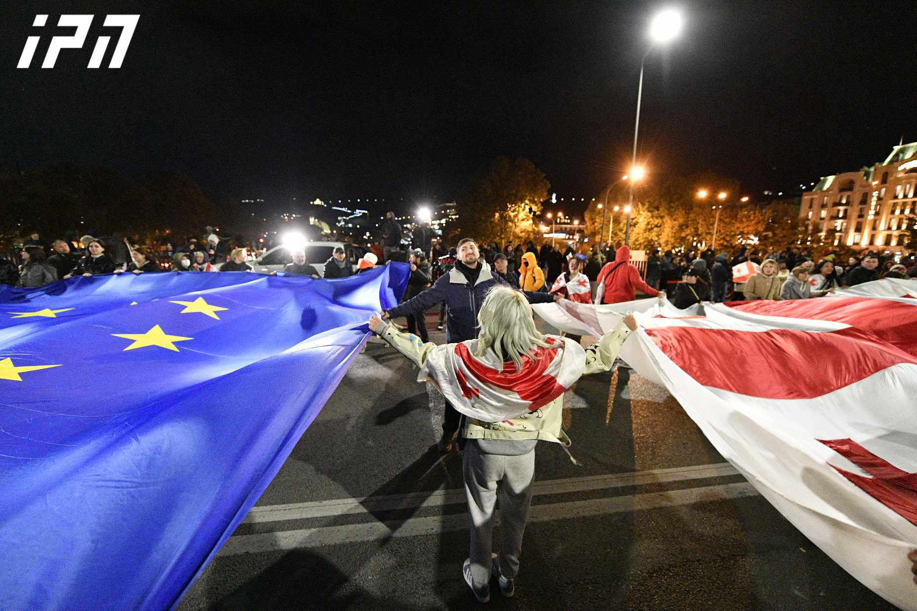 ოპოზიციონერი ლიდერები და აქციის მონაწილეები იუსტიციის სახლთან მივიდნენ - მოქალაქეები იმყოფებიან ბარათაშვილის ხიდსა და მიმდებარე ტერიტორიაზეც