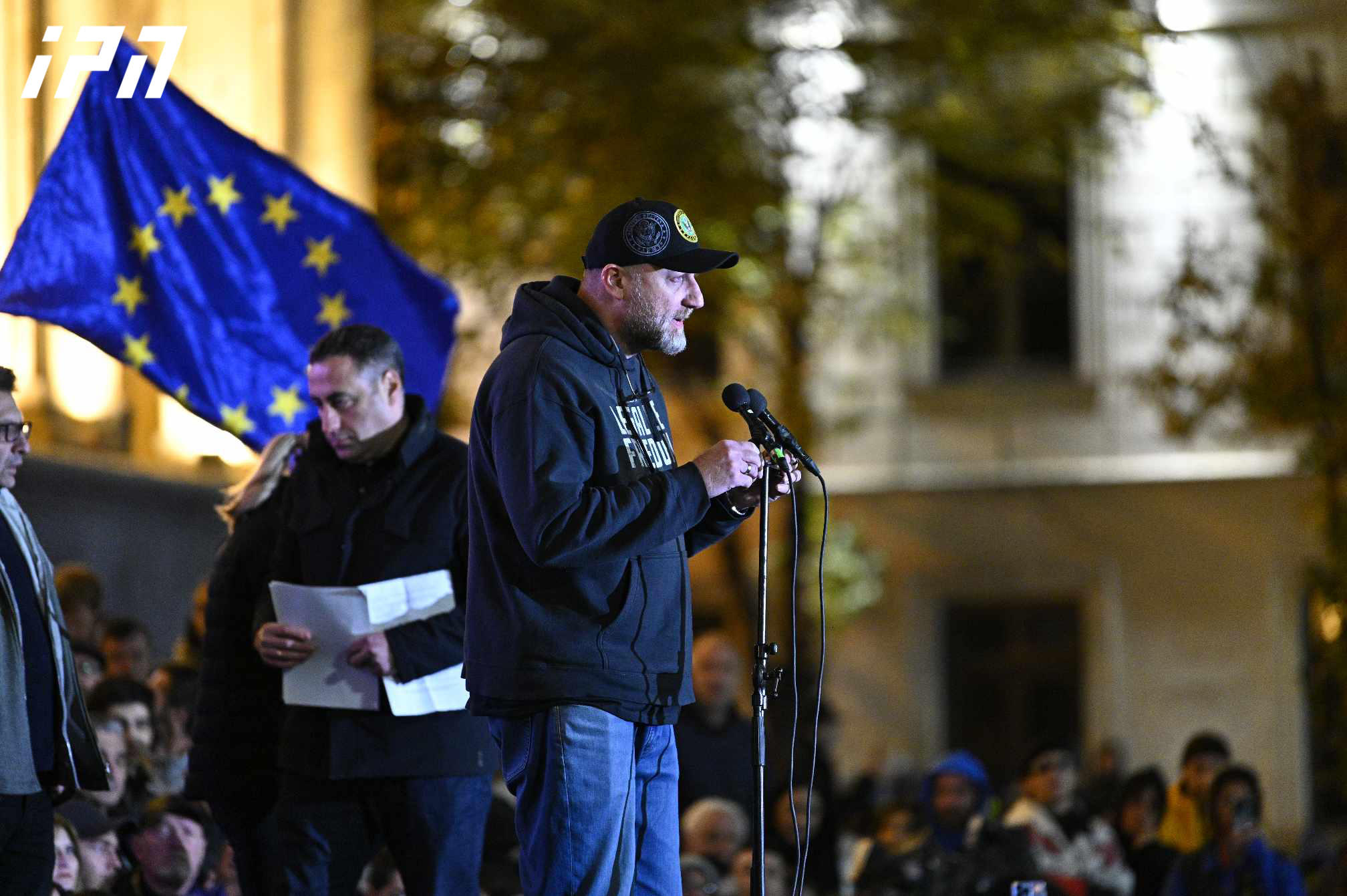 ზურაბ ჯაფარიძე - მალე პარლამენტის შენობაში ეს ნაგვები უნდა შეიკრიბონ და საკუთარი ლეგიტიმაცია ცნონ, ეს არ უნდა დავუშვათ! - თქვენ ქვეყანაში თავისუფლების ბოლო ბასტიონი ხართ, ქუჩაში ბრძოლა მოგვიწევს, მზად იყავით!