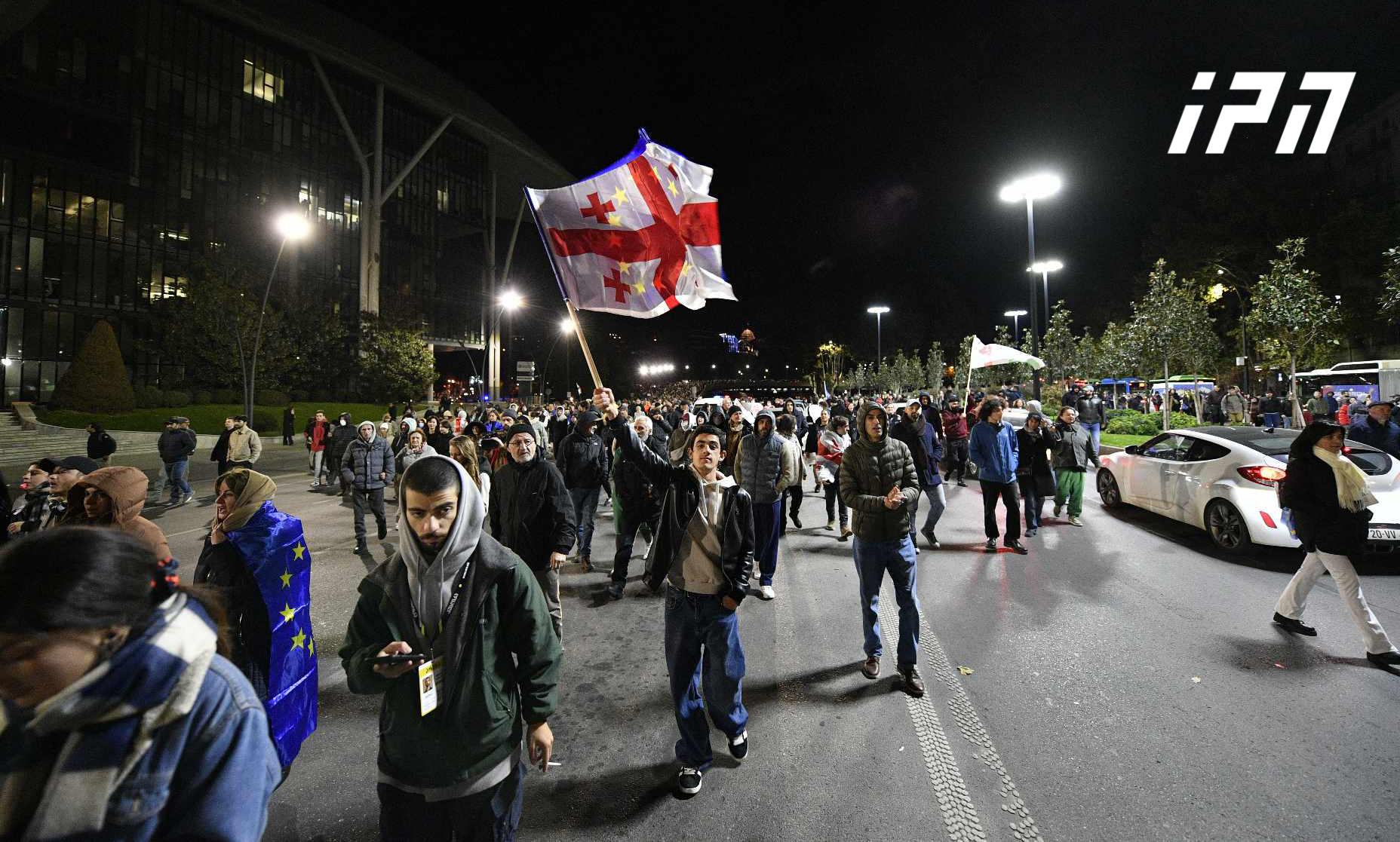 ოპოზიციონერმა პოლიტიკოსებმა და საპროტესტო აქციის მონაწილეებმა მშრალი ხიდიც გადაკეტეს, რის შემდეგაც მსვლელობით მარჯანიშვილის მოედნისკენ გადაინაცვლებენ