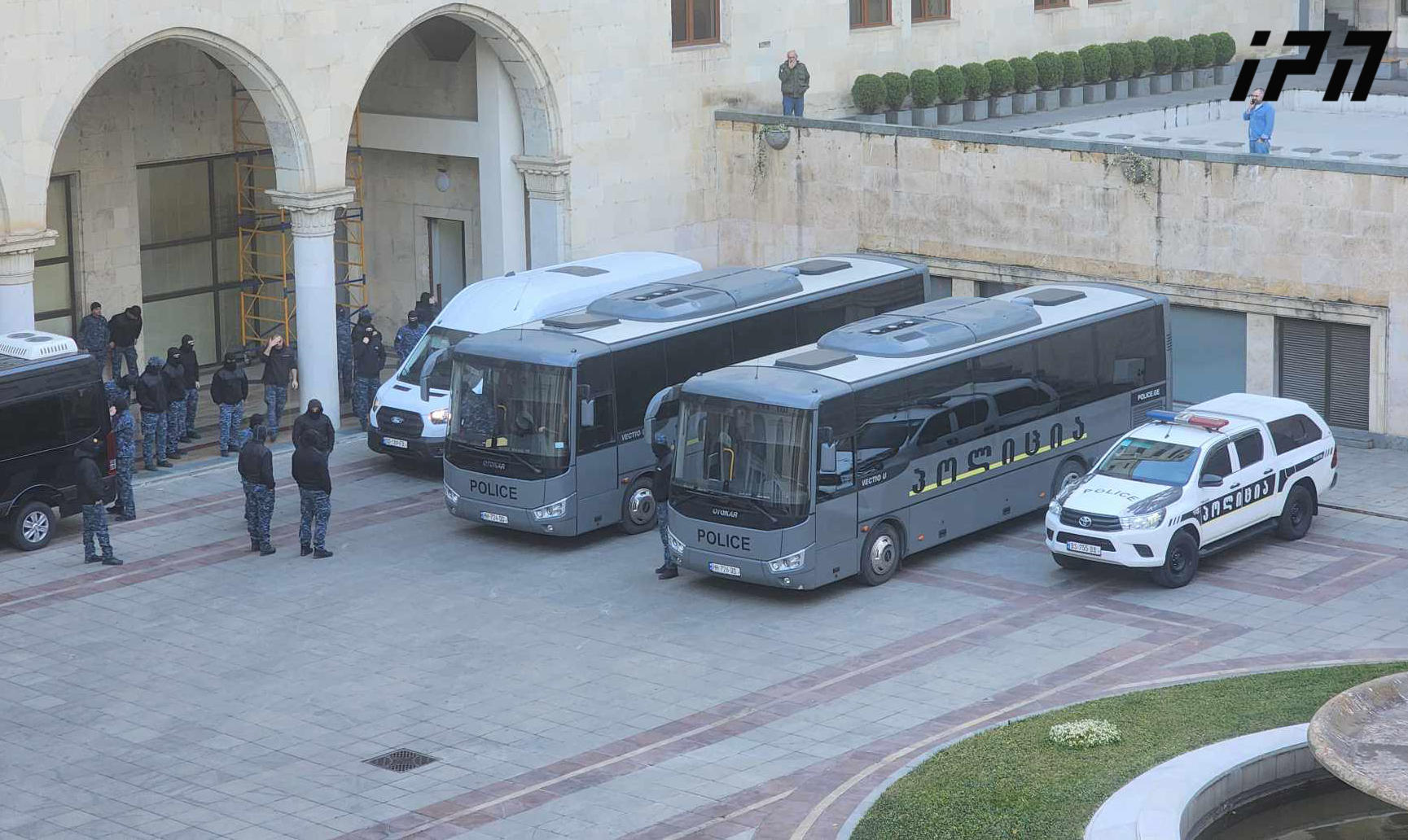 პარლამენტის სასახლის ეზოში სამართალდამცავები შეიყვანეს