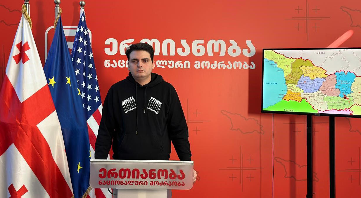 ლევან სანიკიძე - „ქართული ოცნების“ ბრიფინგზე ვიხილეთ საქართველოს ღალატის მორიგი ფაქტი - მოქმედმა პარლამენტის თავმჯდომარემ წარმოადგინა რუკა, სადაც აფხაზეთი და სამაჩაბლო არ არიან საქართველოს შემადგენლობაში წარმოდგენილი